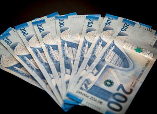 Bakıda maaşlar 1000 manatı keçib