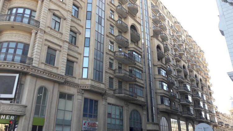 Generalın “Sahil”in üstündəki binada 5 mənzili var