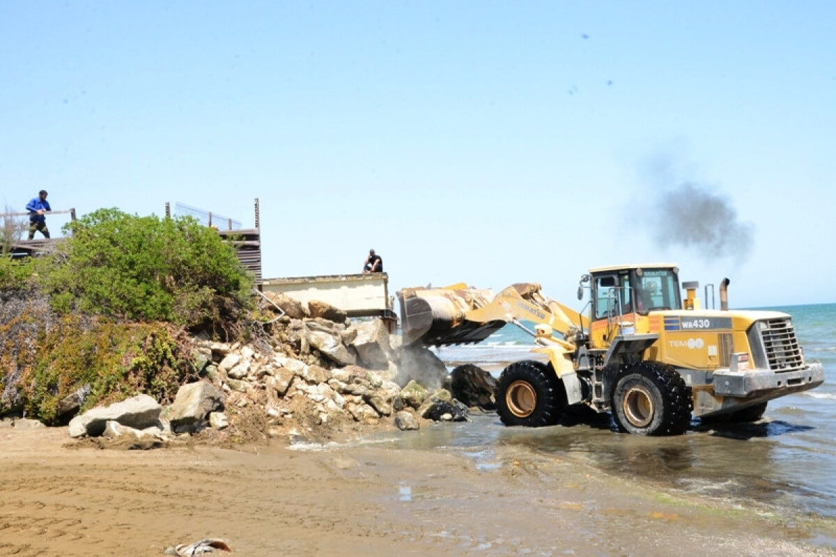Dəniz sahilindəki qanunsuz hasar və tikililər sökülür - FOTO