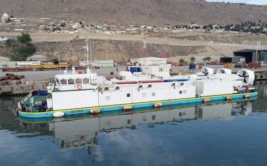 Azərbaycanda hava yastığı üzərində hərəkət edən dünyanın ilk yükdaşıyan barjı tikilib