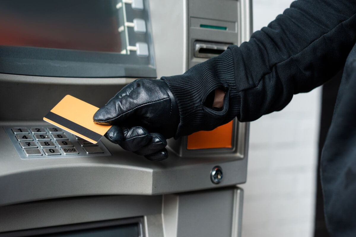 Bakıda və Gəncədə bank hesablarından 3 min manata yaxın pul oğurlanıb