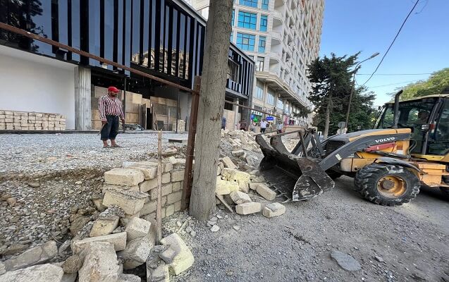 “Metropark”la üzbəüz tikilən səki söküldü - FOTO