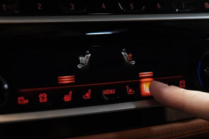 BMW oturacaqların qızdırılması funksiyasını pullu edib