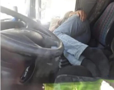 Maşında yatarkən cərimələndi