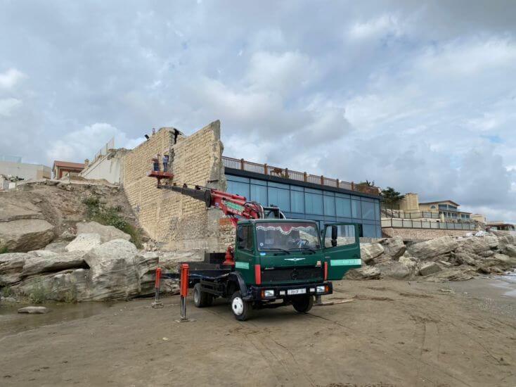 Məmurlar Buzovanada villalarının hasarlarının sökülməsinə etiraz edə bilməyiblər - VİDEO