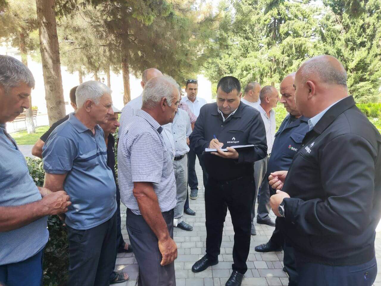 “Azəriqaz” rəhbərliyi bölgələrdə vətəndaşlarla görüşlər keçirir, problemləri yerindəcə dinlənilir