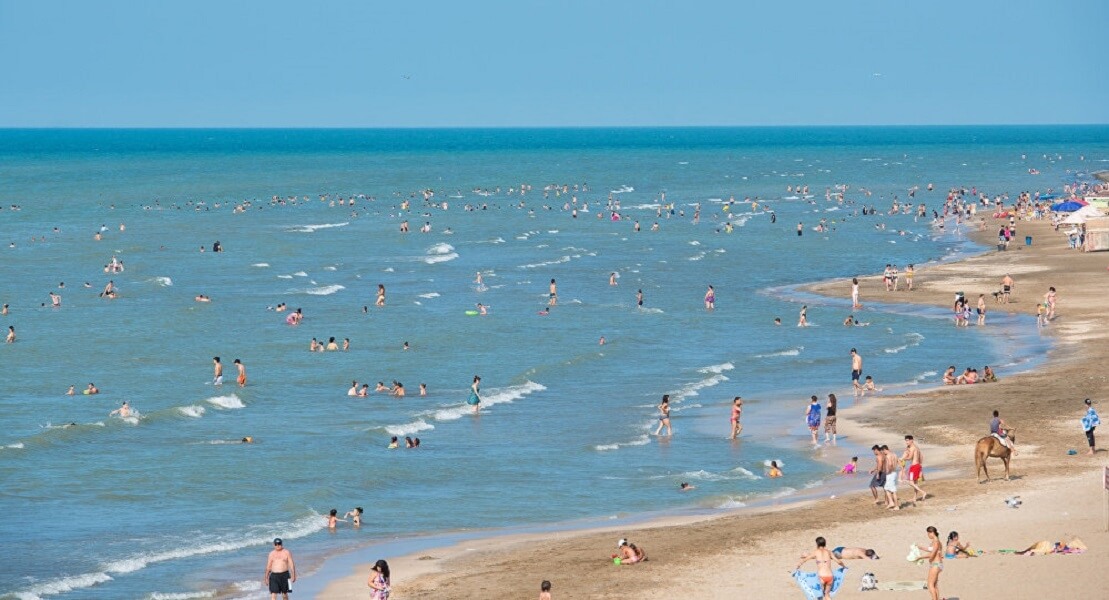 Bakıda çimərlikdə uzun bir zolaq neft məhsulu ilə çirklənib - VİDEO