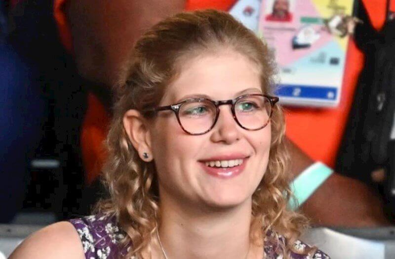 İngiltərə kraliçasının nəvəsi saatı 14 manata kassir köməkçisi işləyir