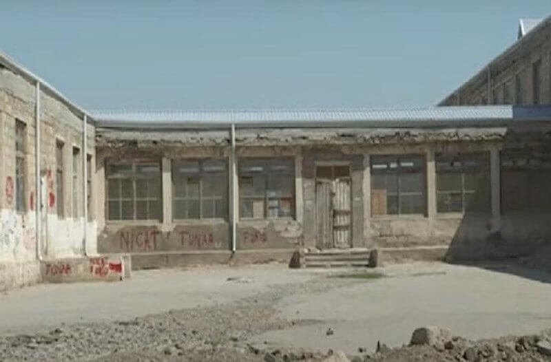 Bu məktəbin şüşələri yoxdur, döşəməsi isə çürükdür - VİDEO