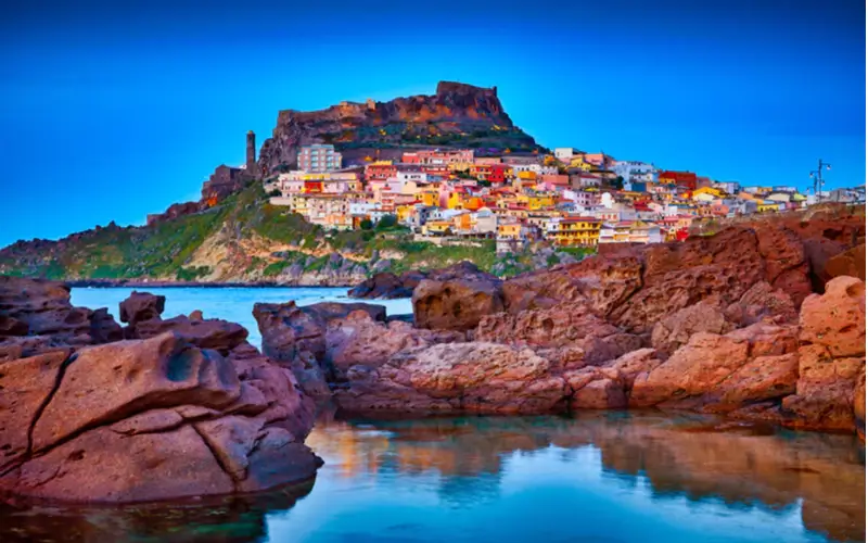 İtaliya Sardiniyada yaşamaq istəyənlərə 15 min avro təklif edir