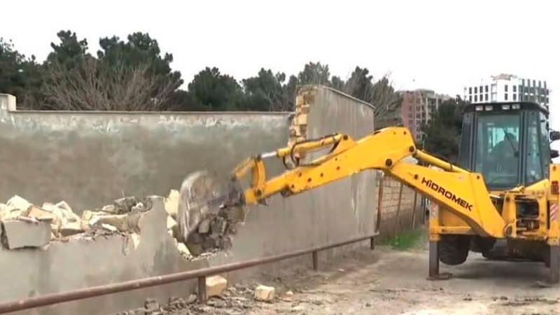 Ziya Məmmədovun obyektləri sökülür - FOTO