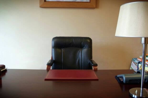 Direktor ilk iş günü məktəbdən qovuldu