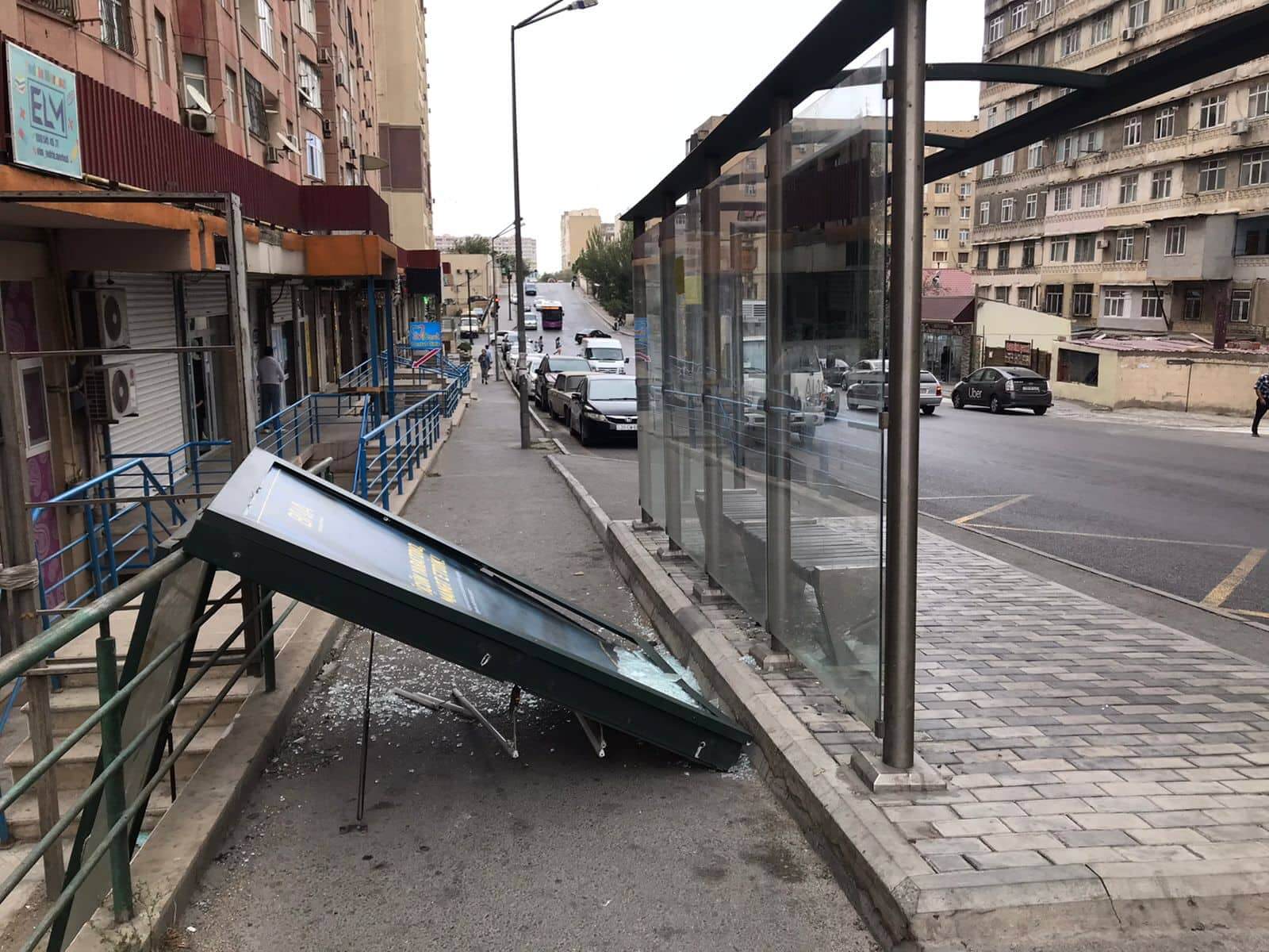 Güclü külək Yeni Yasamalda dayanacağı uçurdu