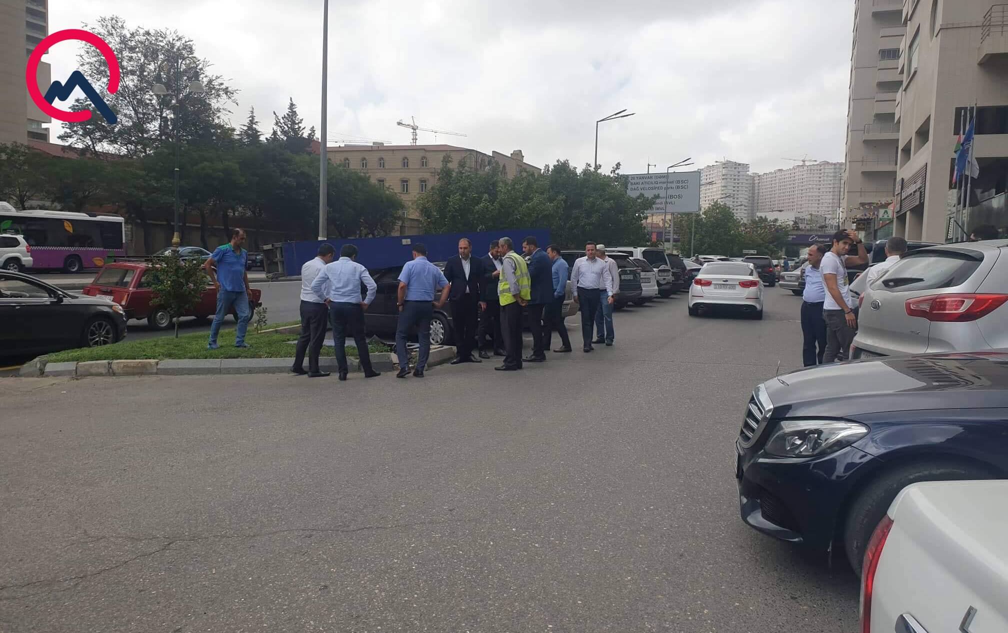 Tbilisi prospektində reklam lövhəsi maşınların üstünə aşıb