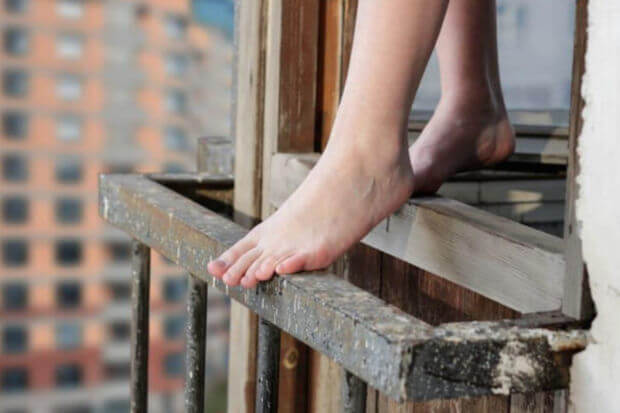 Tibb mərkəzində intihar edən qızın kiminlə telefonla danışdığı, yazışdığı araşdırılır