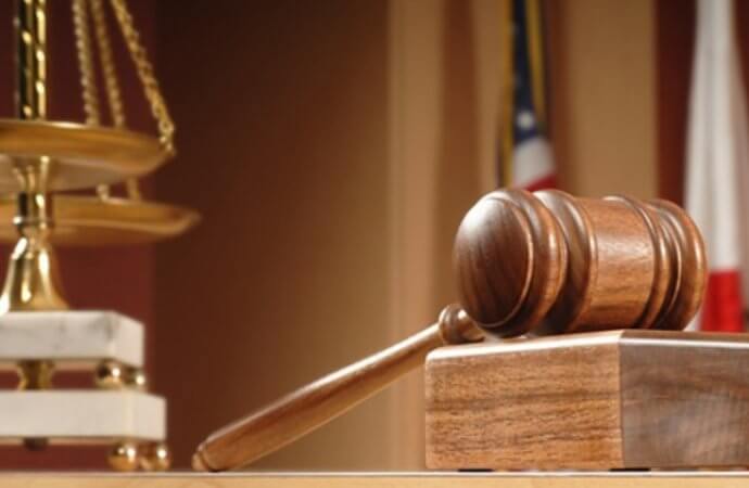 Nazirliyin xanım əməkdaşı xadiməni məhkəməyə verib