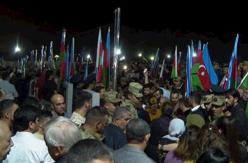 Şəhid anası dini şüarlar səsləndirənlərə etiraz etdi: "Xətrinizə dəyməsin..." - VİDEO