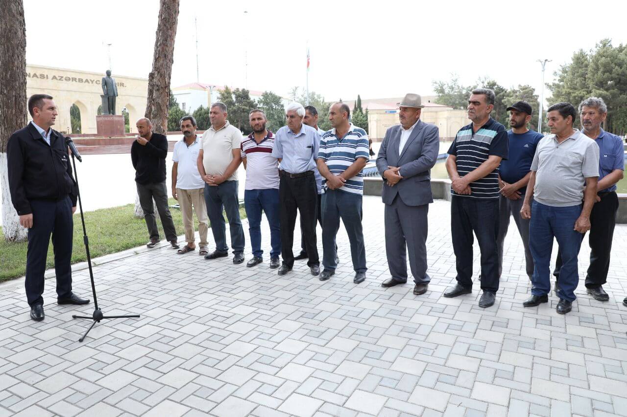 "Açıq mikrofon" aksiyasında sahibkarlıqla məşğul olan abonentlərin də müraciəti dinlənildi