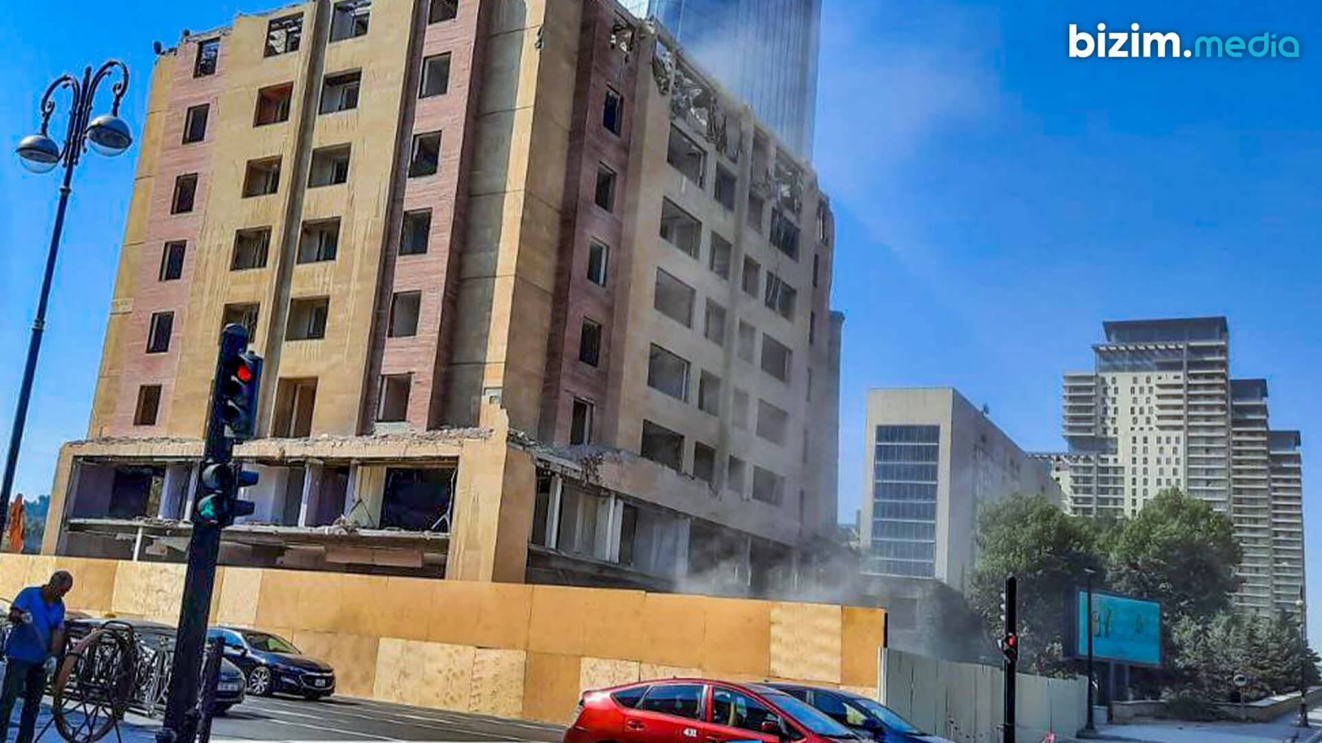 Bakının mərkəzində çoxmərtəbəli bina sökülür - FOTO