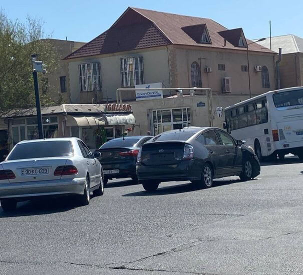 Bakıda "Toyota Prius"lar niyə tez-tez qəza törədir? - VİDEO