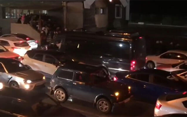 Ruslar Gürcüstana qaçır: Sərhəddə tıxac yarandı - VİDEO