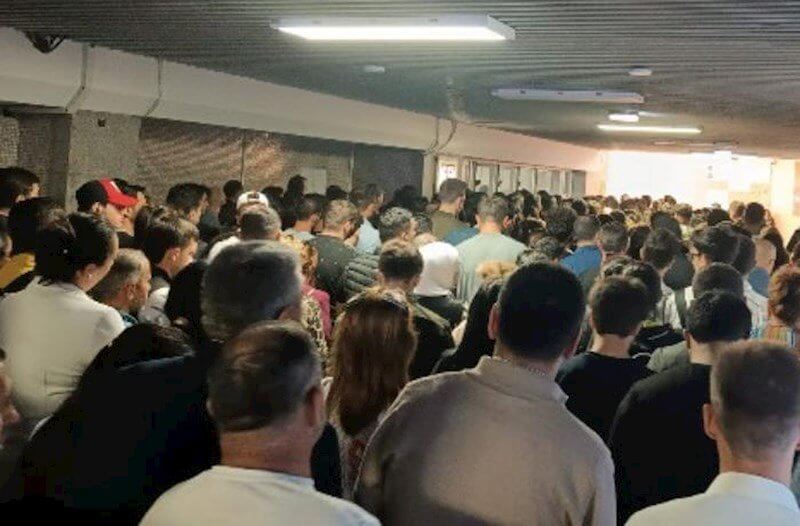 Sərnişinlər metroya daxil olmaqda çətinlik çəkirlər