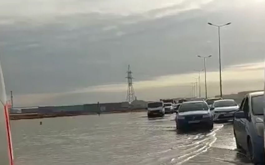 Su kəmərində qəza: Bakı-Qazax yolunu su basdı