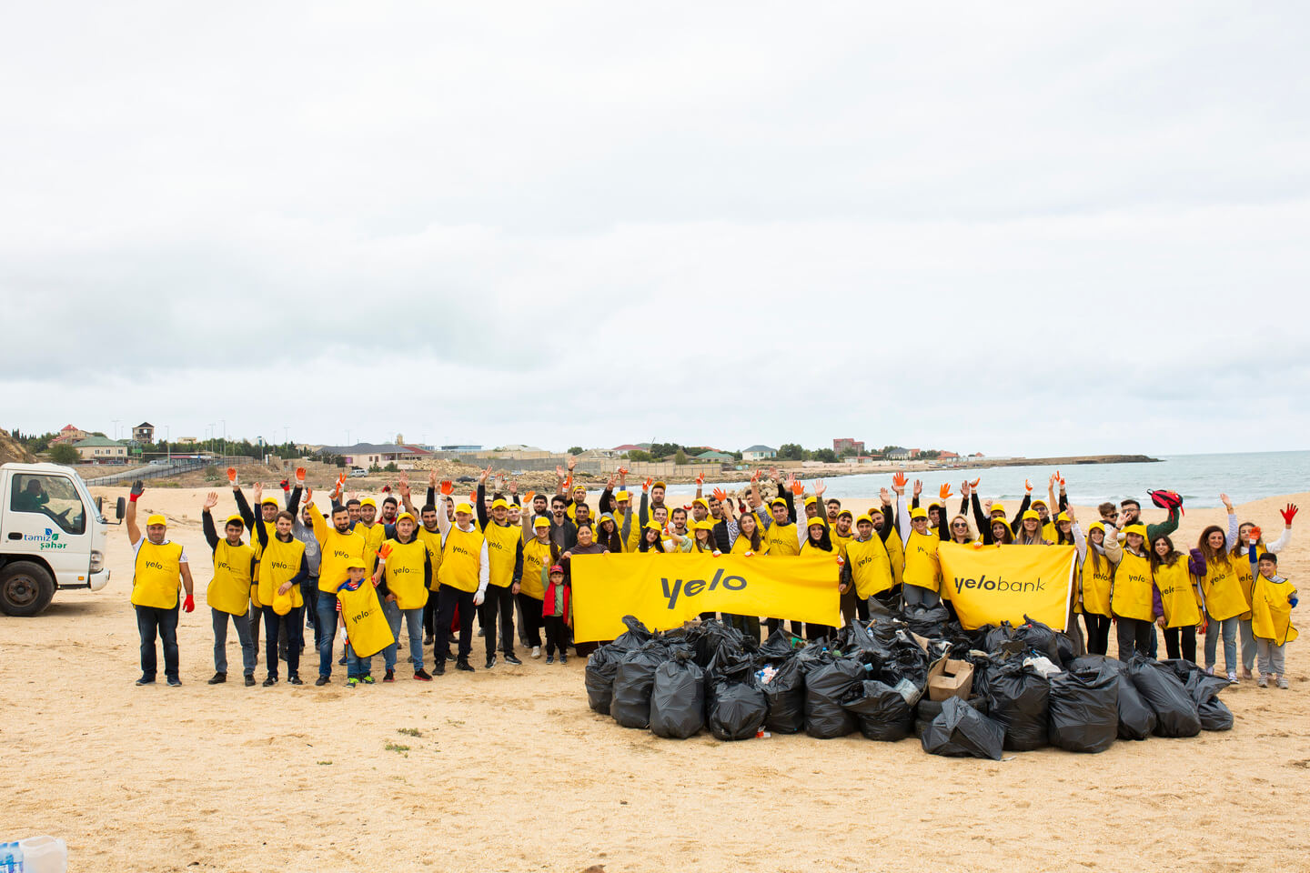 “Yelo Bank” Xəzərin sahilində təmizlik aksiyası keçirib