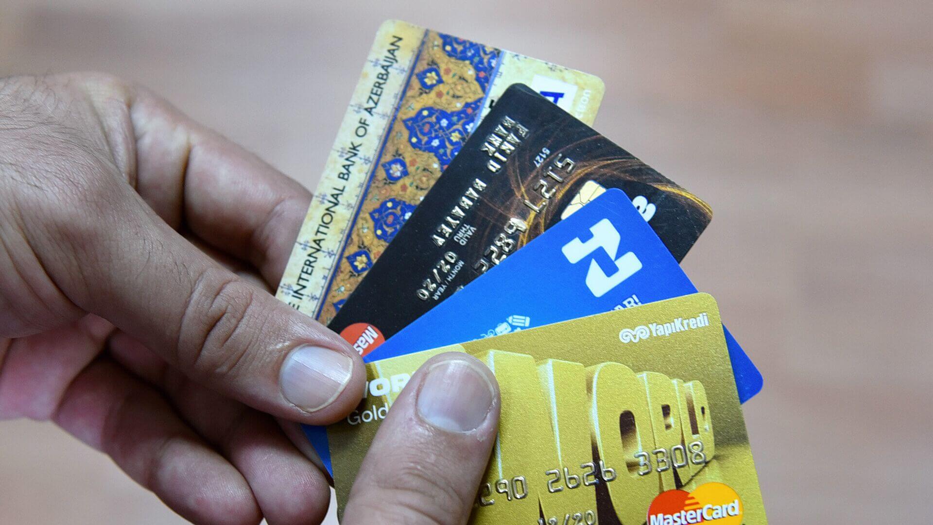 Bankların “pensiyaçı monopoliyası” - QANUN NƏ DEYİR?