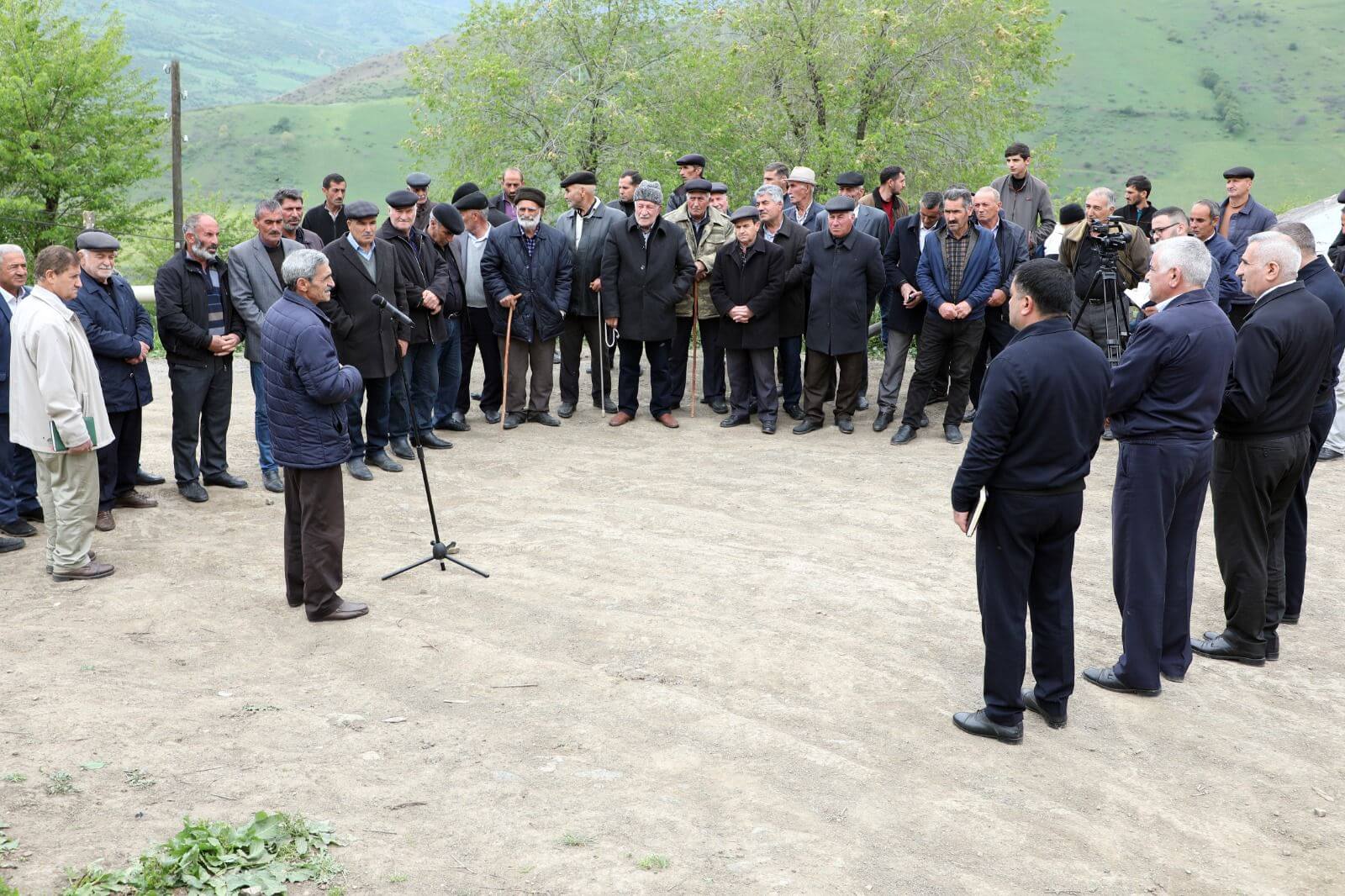 Çətin relyef şəraitində yerləşən kənddə vətəndaşların problemi dinlənildi
