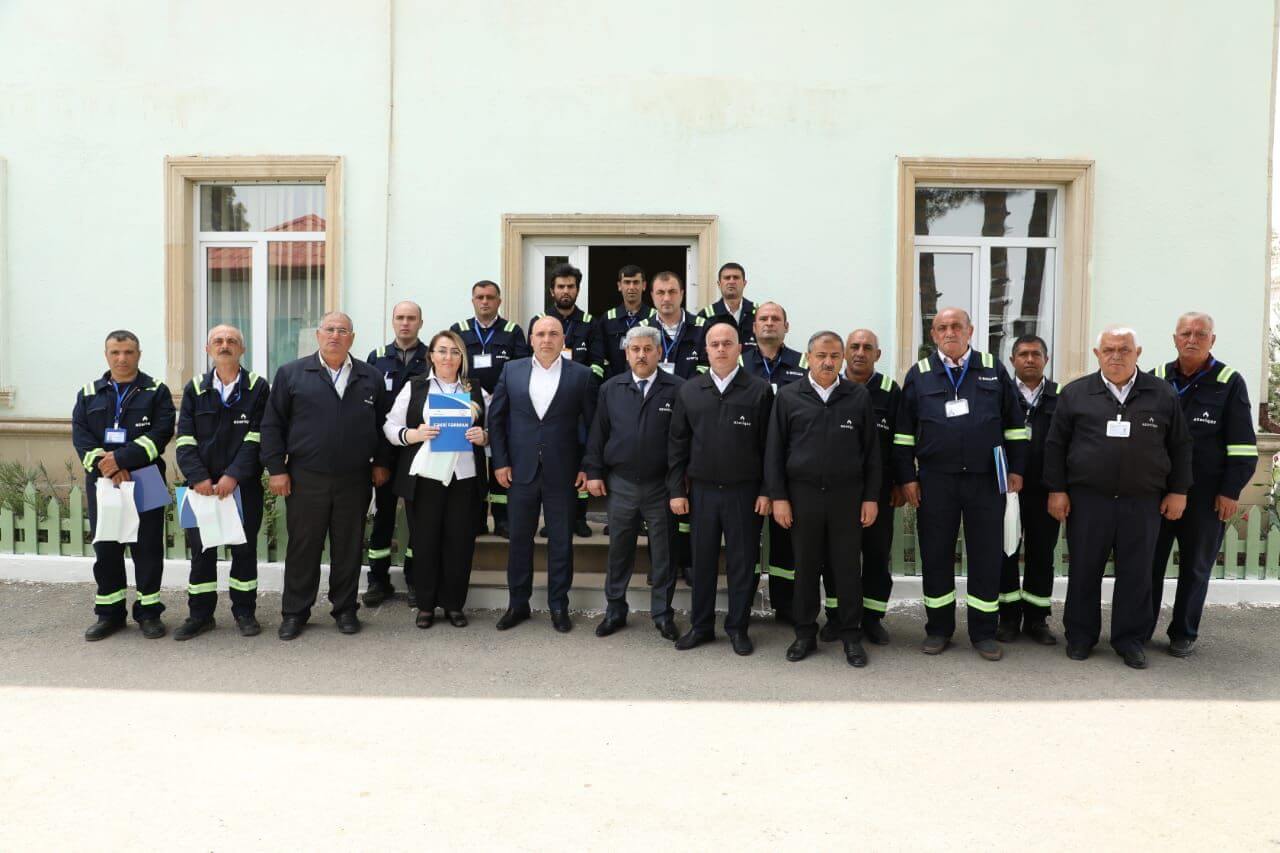 “Azəriqaz”ın baş direktor müavini bir qrup Birlik əməkdaşını mükafatlandırdı