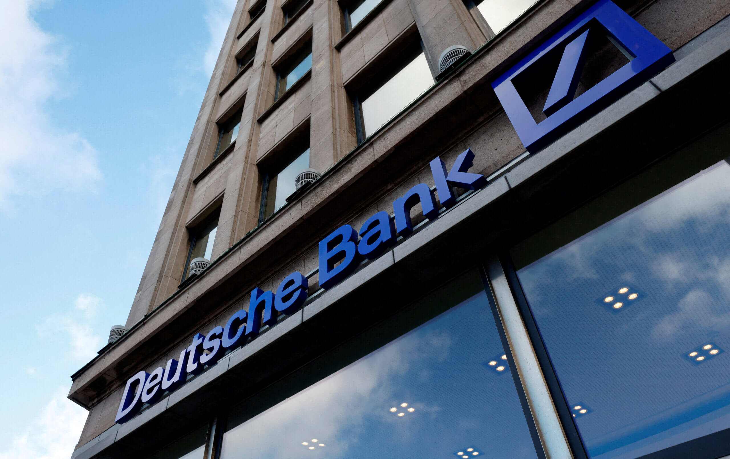 "Deutsche Bank"dan 12 ilin ən yüksək 6 aylıq mənfəəti