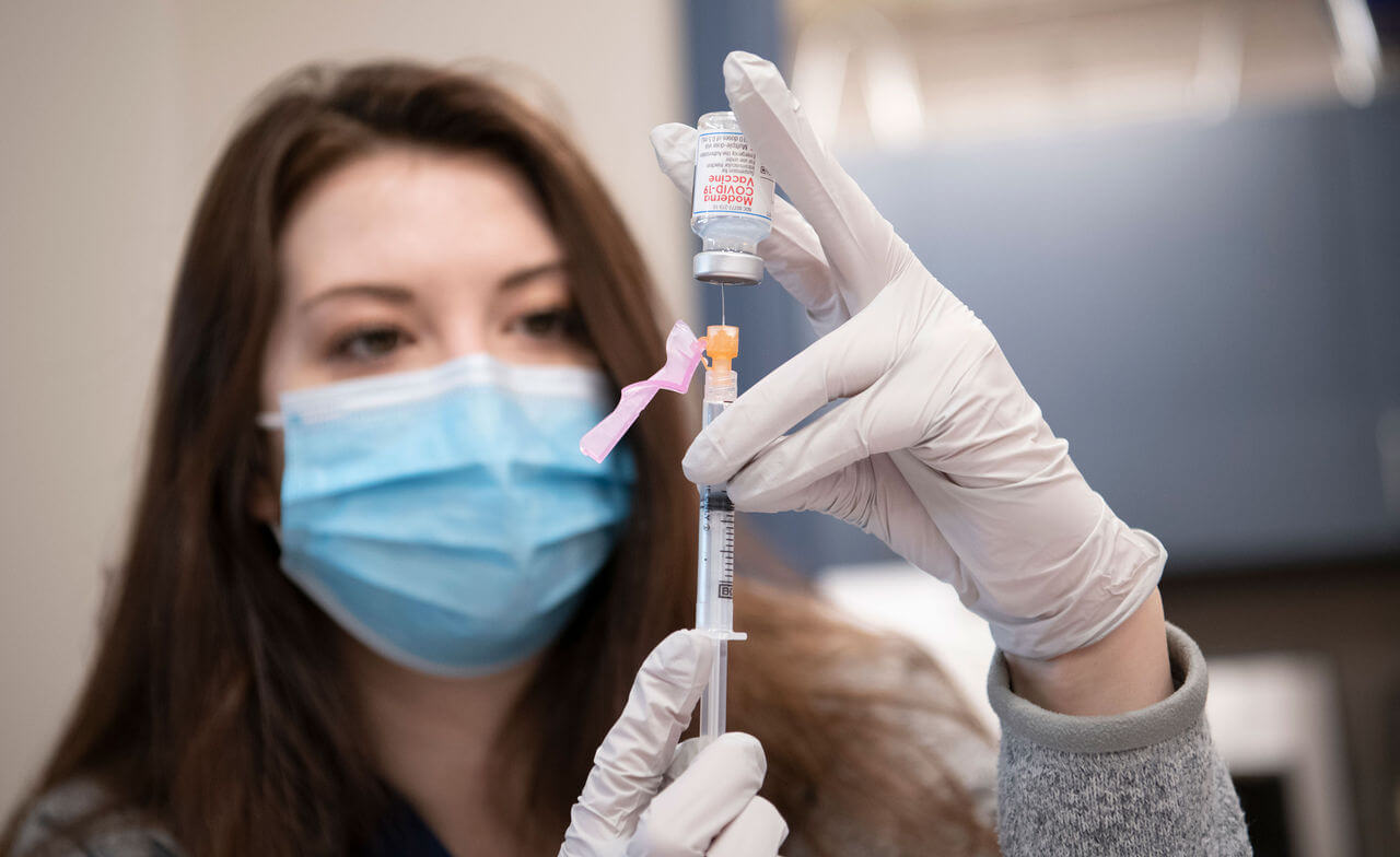 Koronavirus xəstələrinə baxan tibb işçiləri ilə bağlı qərar imzalandı