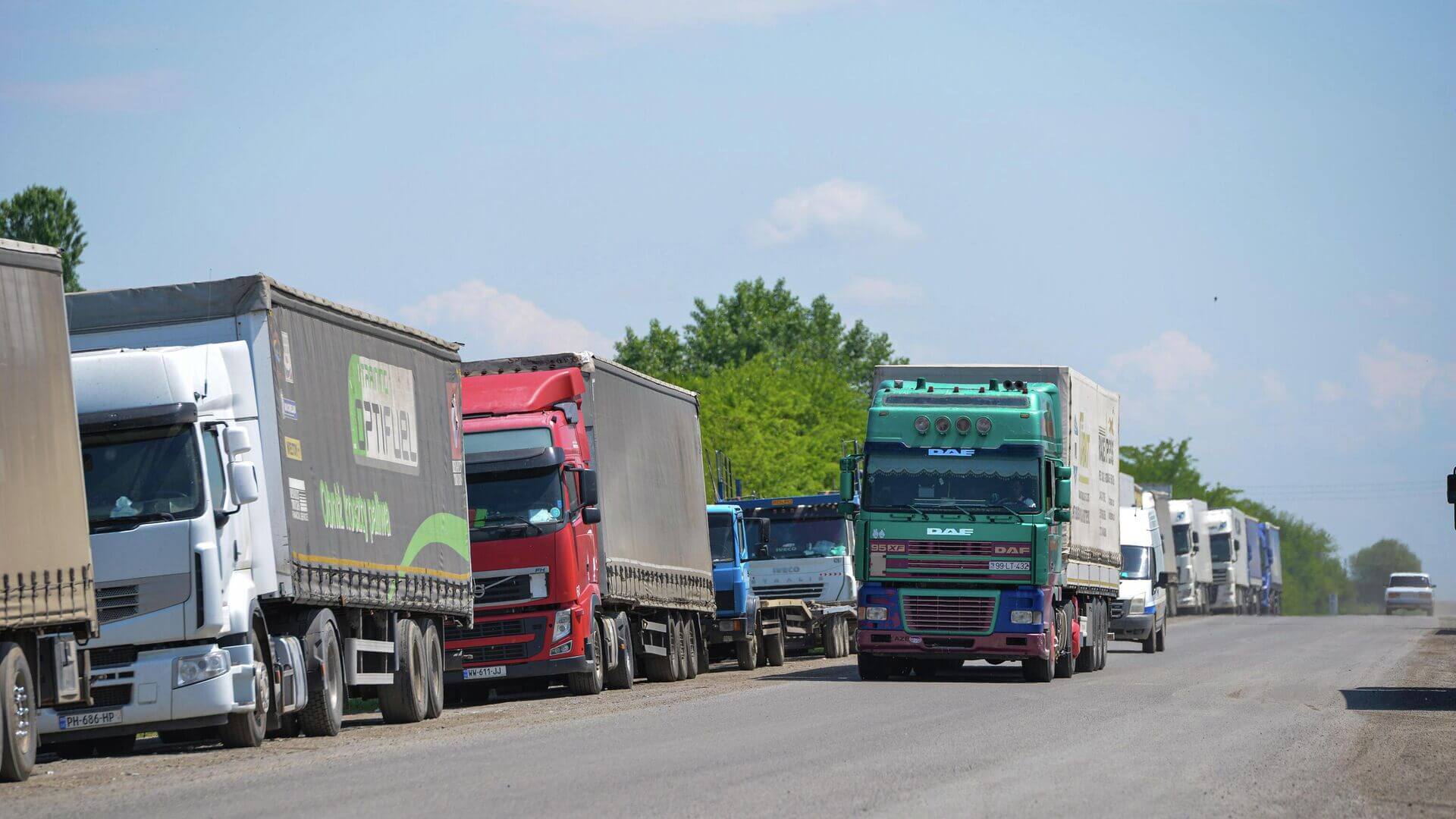 Gömrük postlarında sıxlıq: 2 minə yaxın yük maşını gözləyir