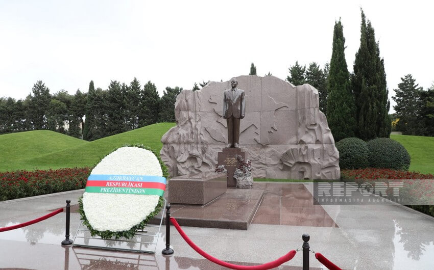 Azərbaycan xalqı Heydər Əliyevin xatirəsini yad edir