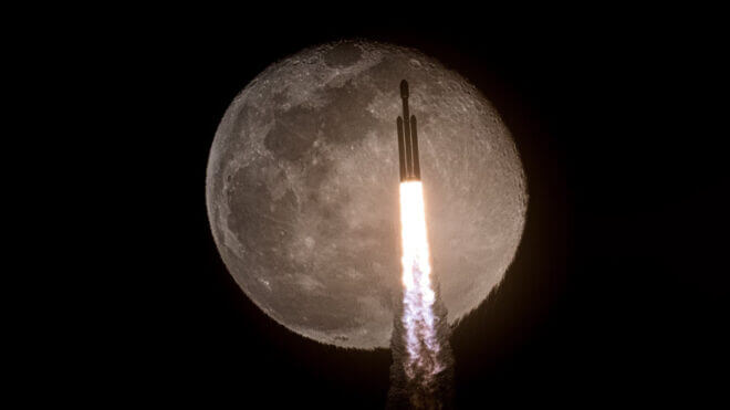 "SpaceX" şirkəti "Starlink" İnternet peyklərinin yeni partiyasını orbitə çıxarıb