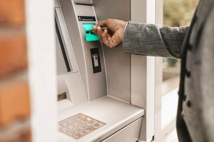 Gürcüstanda vətəndaşlar banklardan pullarını çıxarmağa başlayıb