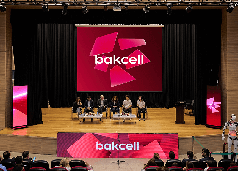 “Bakcell”in Baş İcraçı Direktoru Müasir Təhsil Kompleksinin şagirdləri ilə görüşüb