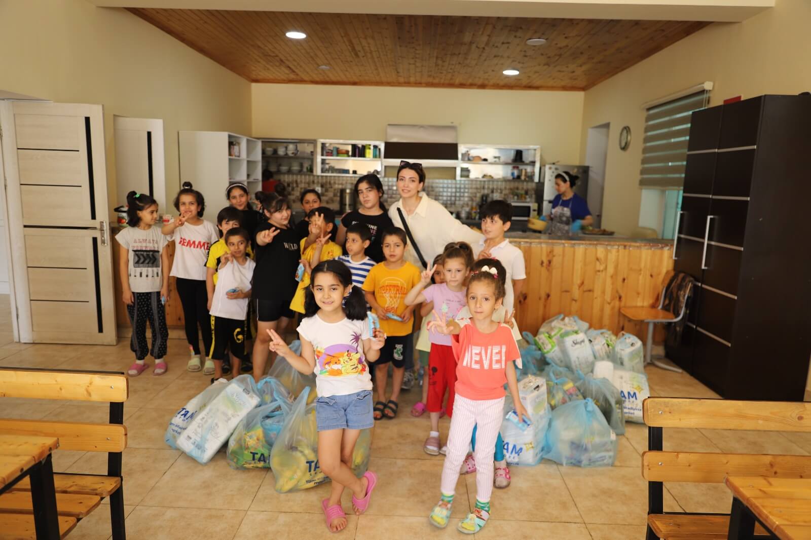 “Avrora Qrup” aztəminatlı ailələrə və uşaq evlərinə bayram sovqatı çatdırıb