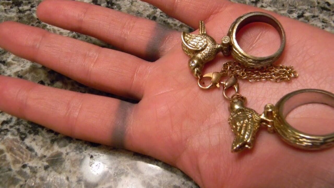 Niyə saxta zinət əşyaları taxdıqdan sonra dəri yaşıl və ya qara rəngə boyanır?