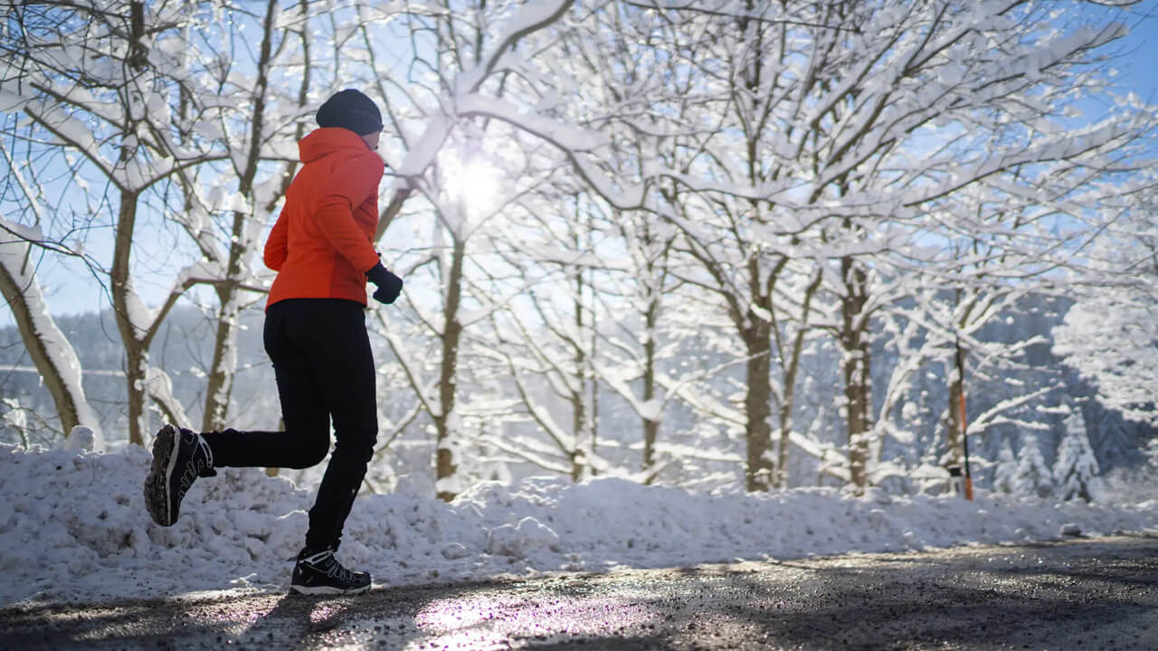 Soyuqda qaçmaq və ya gəzmək? Hansı seçim sizi isti saxlayacaq?