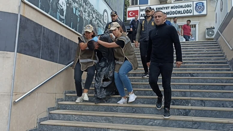 Polisi şəhid edən qatilə zibil torbası geyindirildi