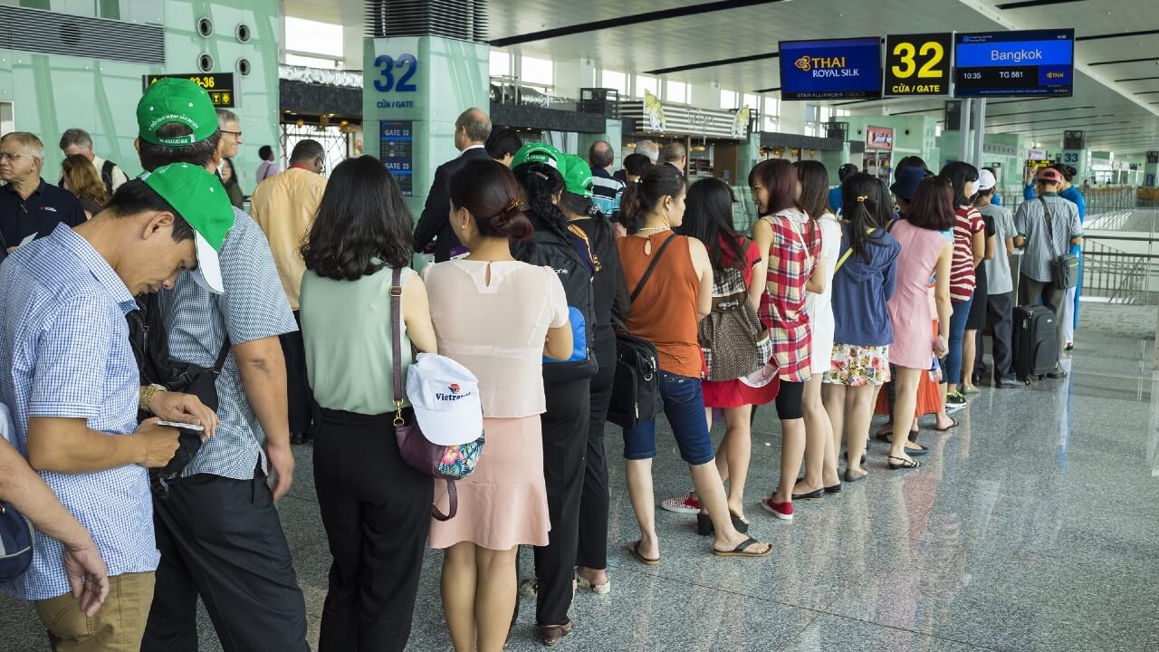Niyə bizdən hava limanında 2 saat öncədən olmağımızı tələb edirlər?