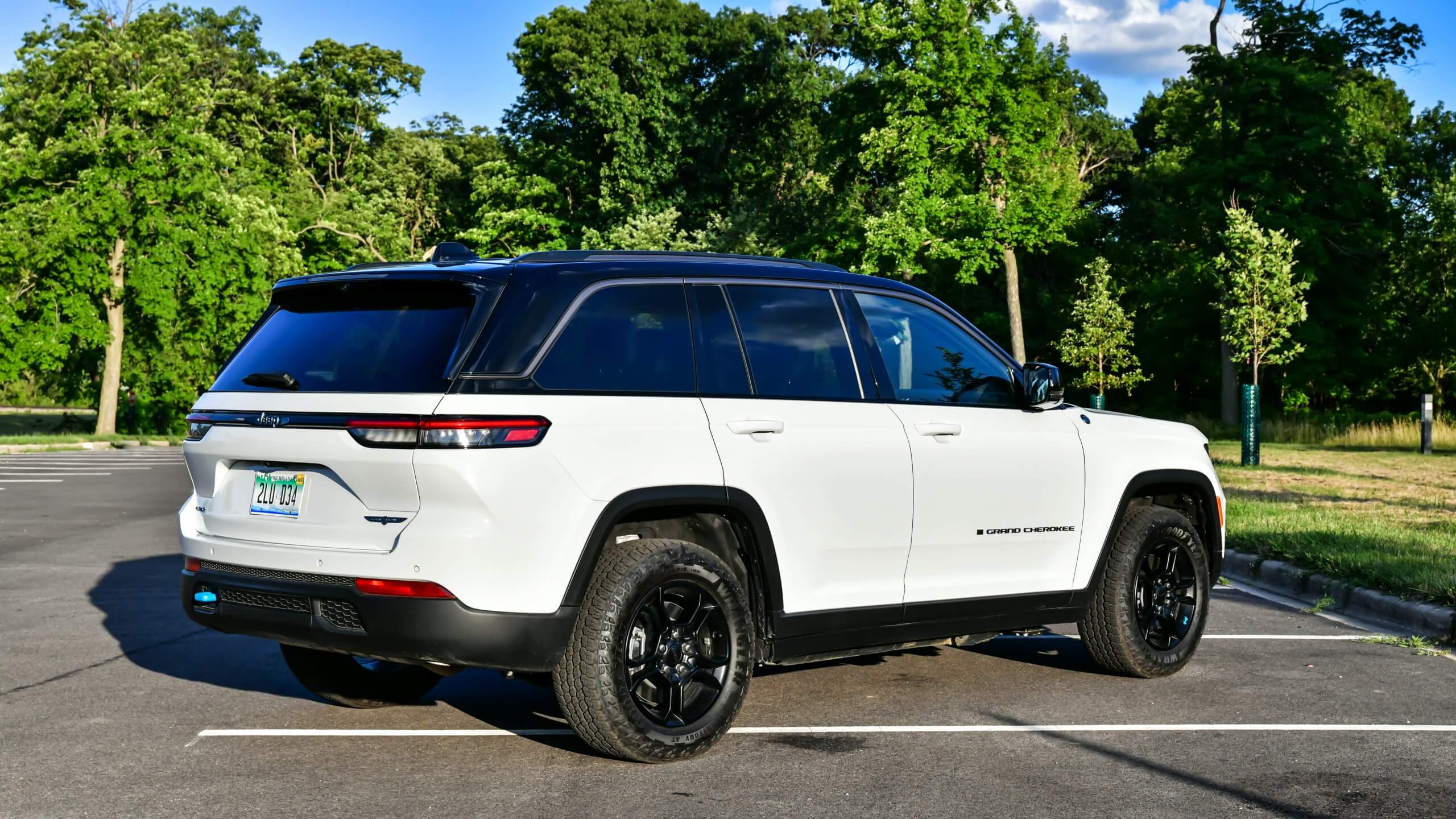 Avtomobillər park halında yanmağa başladı: 154 mindən çox "Jeep" geri çağırıldı