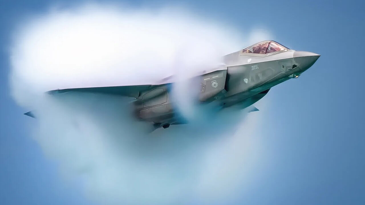 Təyyarələrin təmiz ağ buluda girərək görünməz hala gəldiyi vəziyyət: Buxar konusu