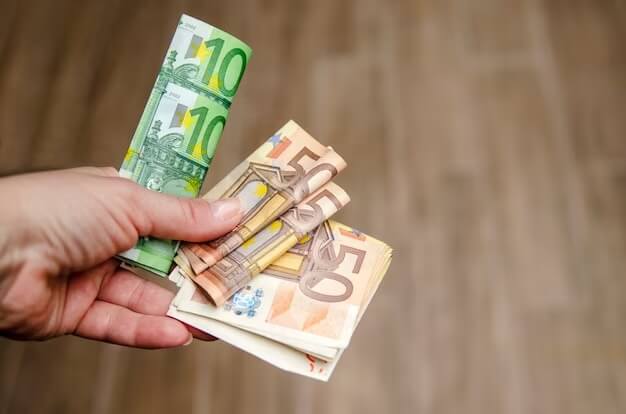 Rəsmi məzənnələr açıqlandı