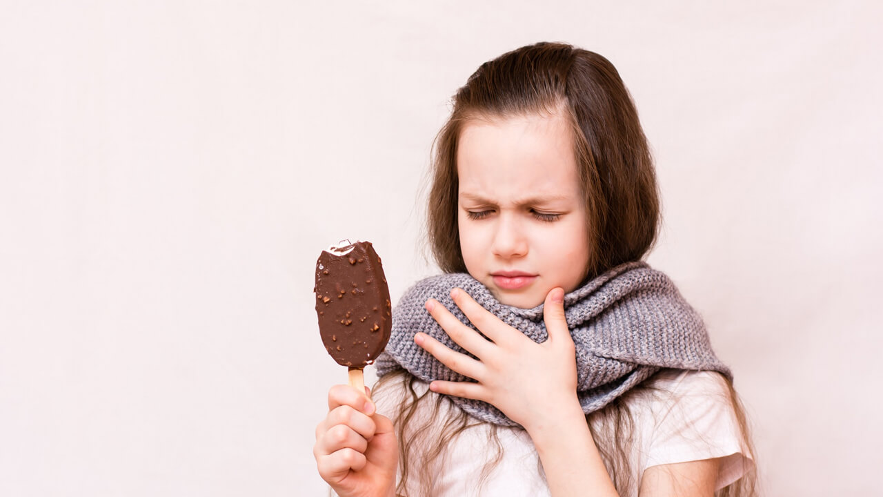 Dondurma yemək həqiqətən boğaz ağrısına səbəb olurmu?