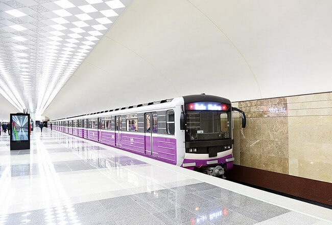 Bakı metrosunda qatar yoluna düşən sərnişin vəfat edib