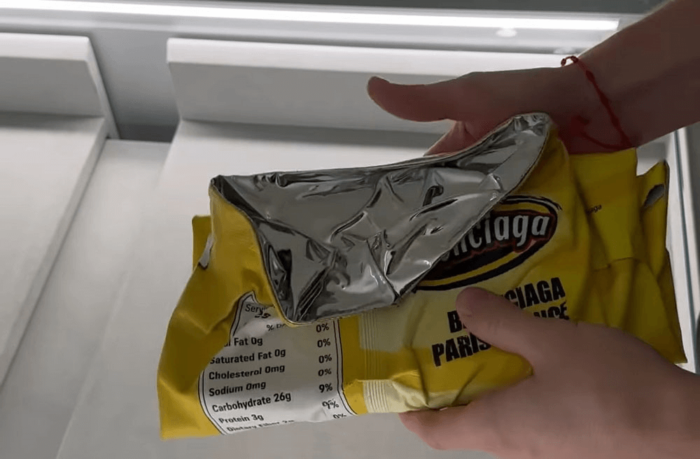 "Balenciaga" çips çanta formalı pulqabı təqdim edib