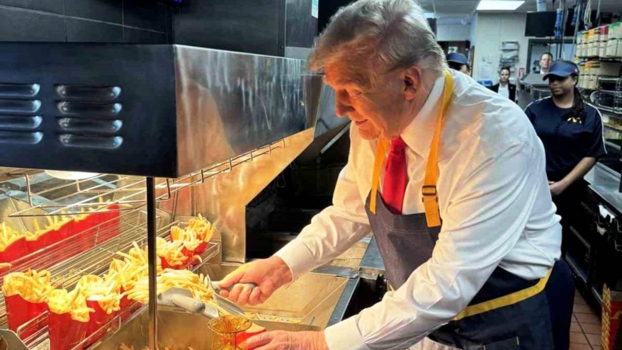 Tramp restoranda kartof qızartdı, rəqibi Harrisi qıcıqlandırdı